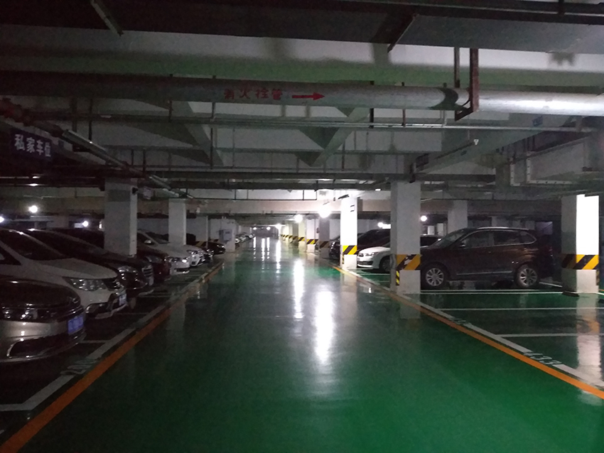 成都水畔經(jīng)典小區(qū)地下車庫地坪翻新環(huán)氧砂漿地坪漆